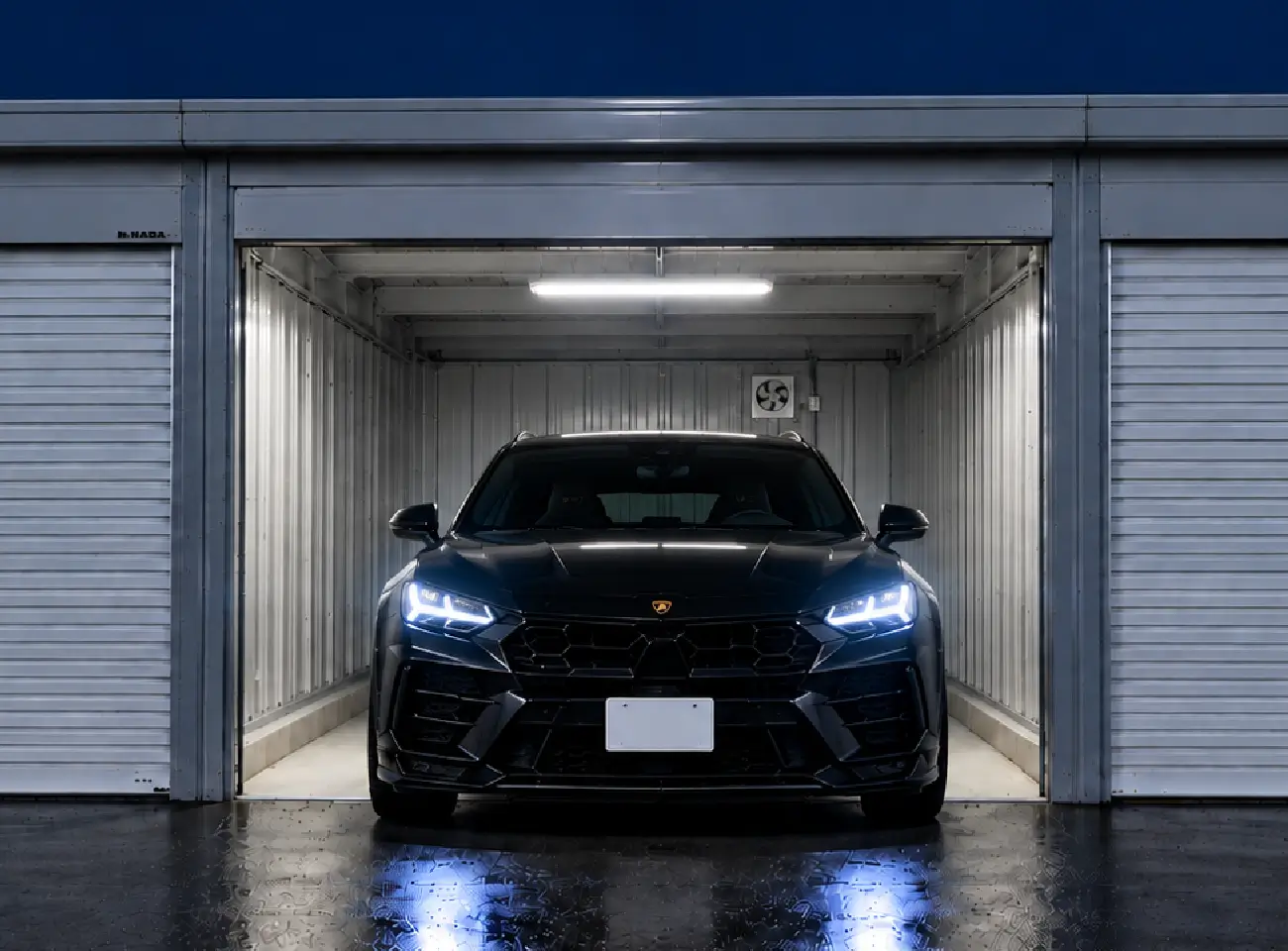 ガレージ内に駐車した高級車